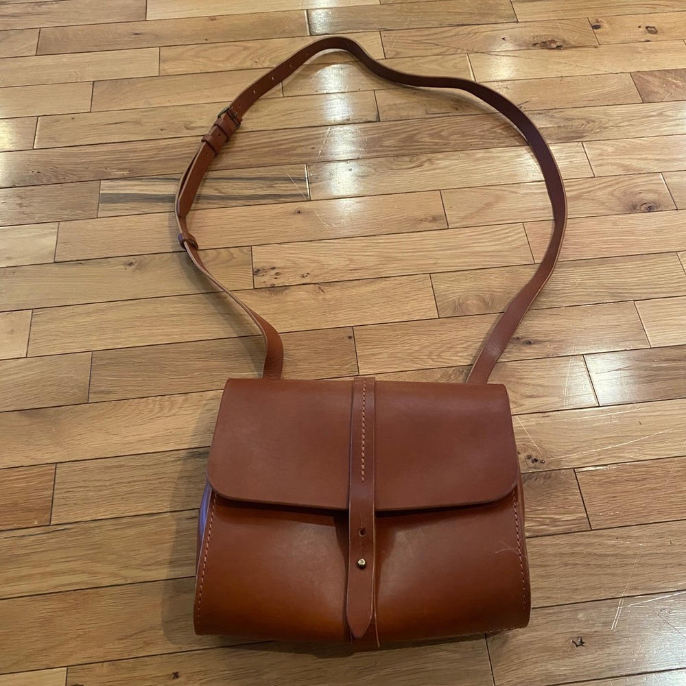 SUNRAY Leather Crossbody Bag‎ Saddle Tan Flap Closure Adjustable Strap